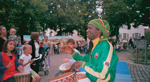 Des enfants lors d’un atelier de percussions au djembé